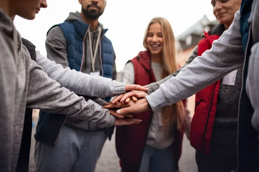 Pessoas reunidas em colaboração